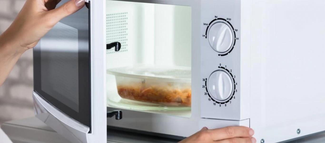 Προσοχή: Γιατί δεν πρέπει να βάζετε τα πλαστικά τάπερ στο φούρνο μικροκυμάτων